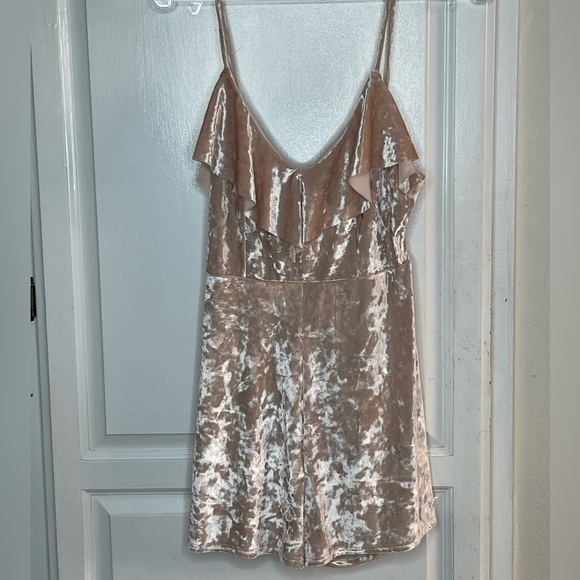 Urban Outfitters cream silky short jumpsuit women’s size small - Picture 1 of 4